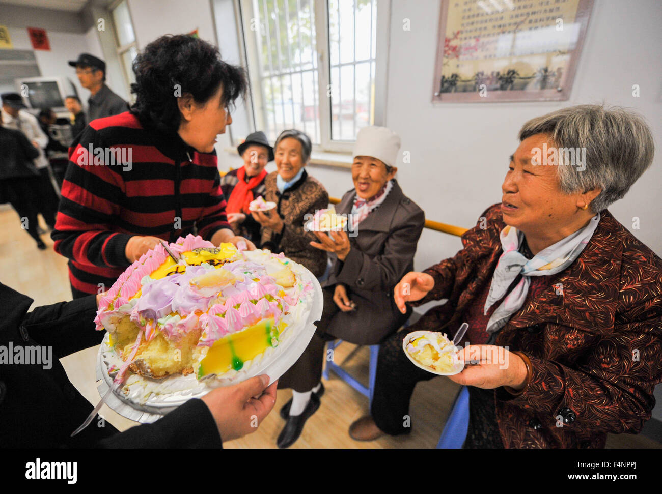 Hohhot, la Cina della Mongolia Interna Regione Autonoma. Xxi oct, 2015. Gli anziani ricevono torte durante un raduno per gli anziani della comunità per celebrare il Festival Chongyang, la Cina la giornata per gli anziani che cade il mercoledì di quest'anno, a Hohhot, capitale del nord della Cina di Mongolia Interna Regione Autonoma, Ottobre 21, 2015. © Lian Zhen/Xinhua/Alamy Live News Foto Stock