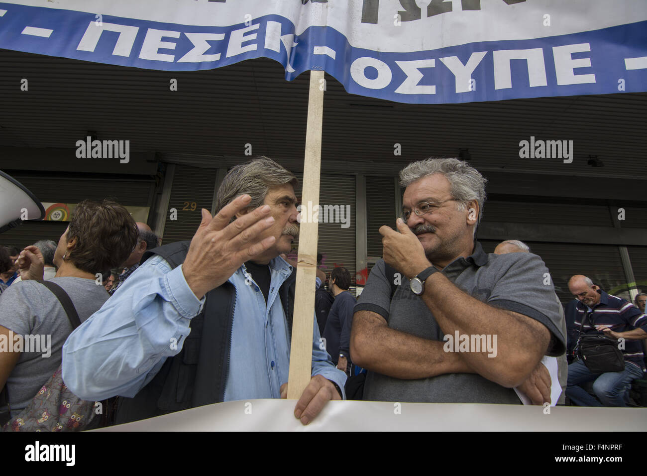 I lavoratori del settore pubblico Gridare slogan e tenere premuto banner come essi protesta per la nuova serie di tagli in benessere sociale e delle pensioni. Xxi oct, 2015. A seguito del recente bailout deal Grecia convenuta a con i finanziatori, la Grecia del ministro del Lavoro è circa di imporre nuovi tagli sulle pensioni oltre 1000 euro. © Nikolas Georgiou/ZUMA filo/Alamy Live News Foto Stock