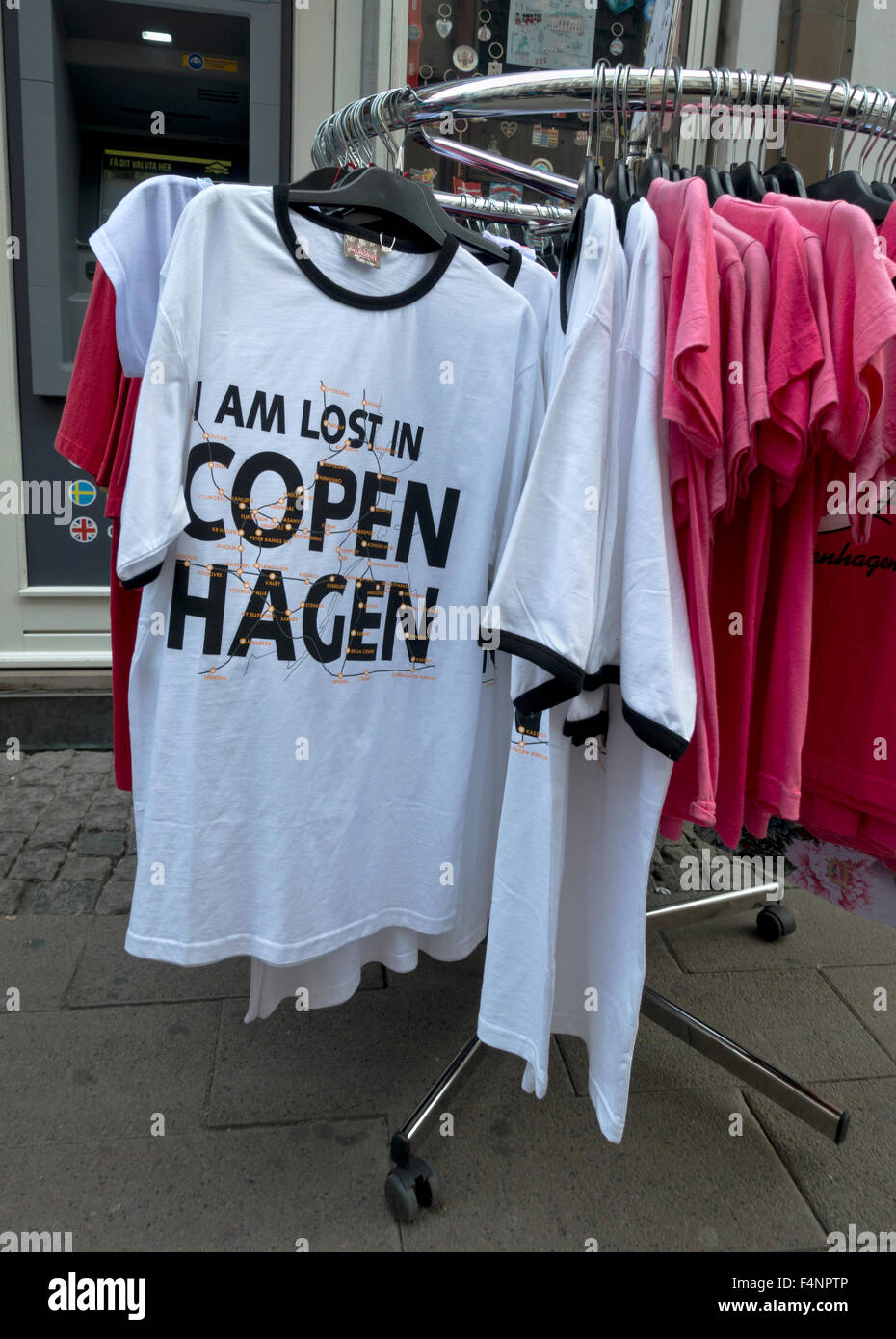 Mi sono perso in Copenhagen. La metropolitana e il treno S mappa stampata su tourist t-shirt su via pedonale Strøget a Copenaghen, Danimarca Foto Stock