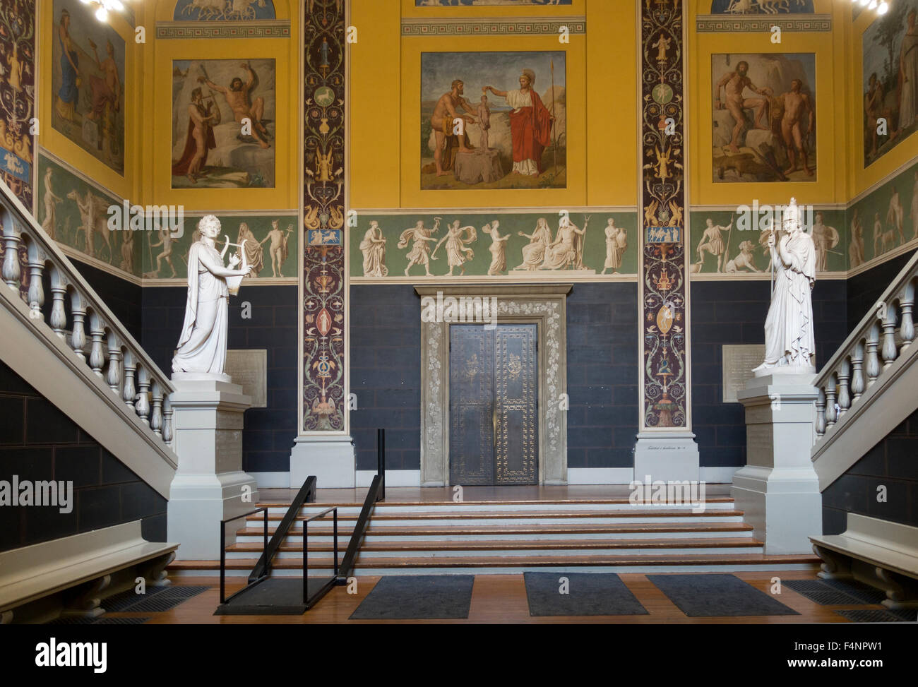 Storico e colorata hall presso l'edificio principale dell'Università di Copenaghen dal 1860 pieno di musica classica e arte simbolica Foto Stock