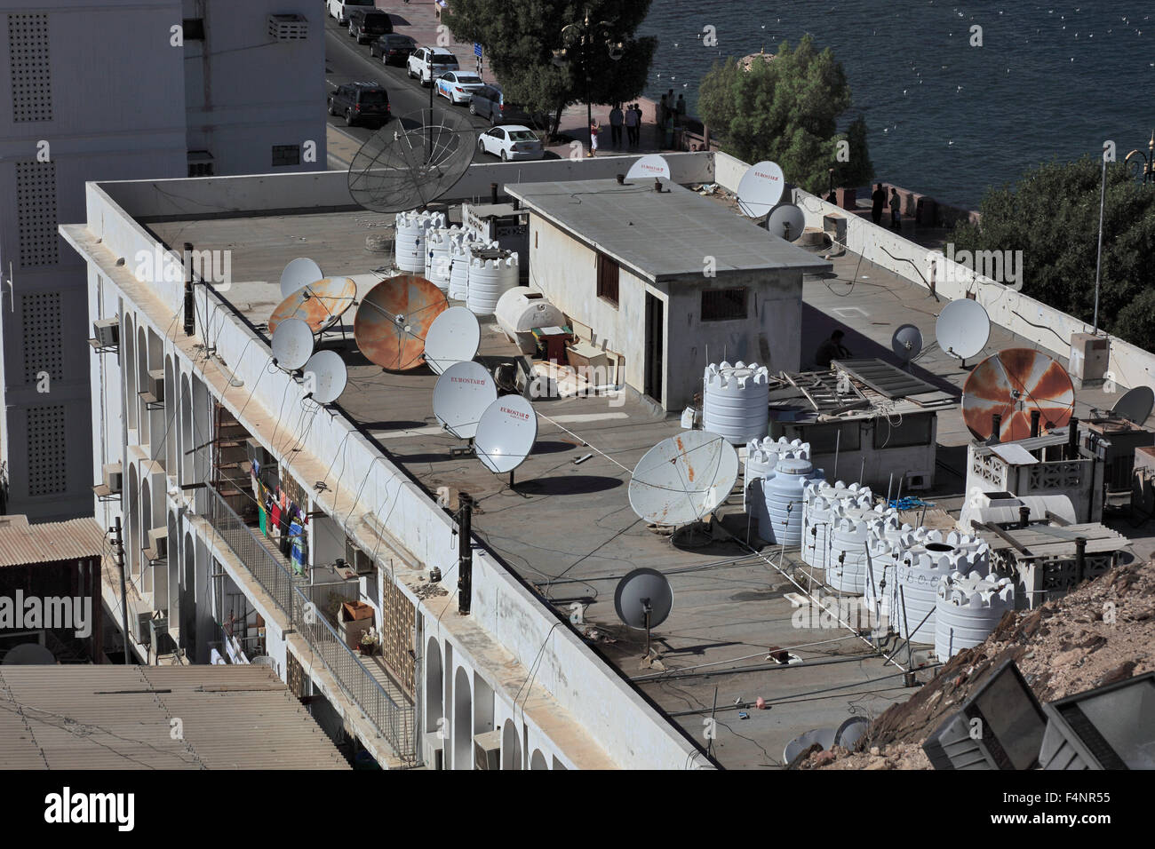 Antenne satellitari sui tetti di coraggio cantiere, Muscat Oman Foto Stock