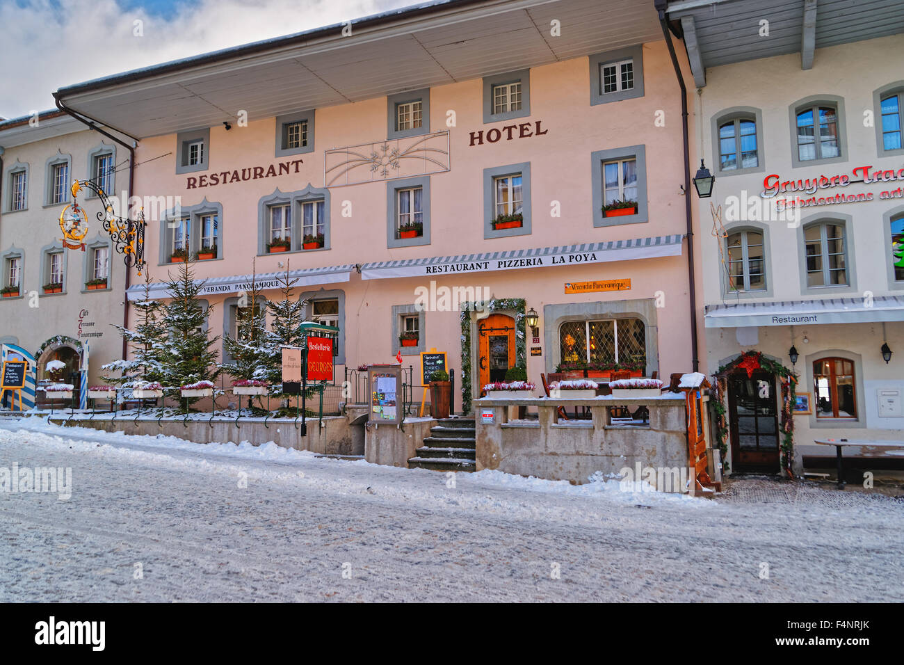 GRUYERE, Svizzera - 31 dicembre 2014: esterno del ristorante che serve una tradizionale cucina Svizzera in Groviera, Svizzera. Gruyeres è una famosa meta turistica molto conosciuta per il suo formaggio Foto Stock