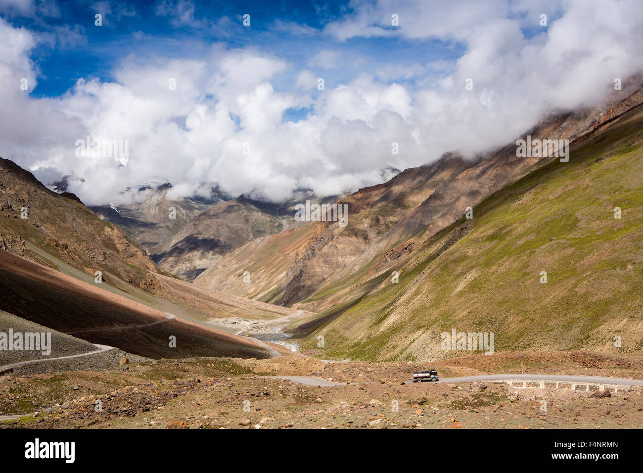 India, Himachal Pradesh, Lahaul e Spiti, Darcha petroliera su strada salendo al Patsio e Baralacha Pass Foto Stock