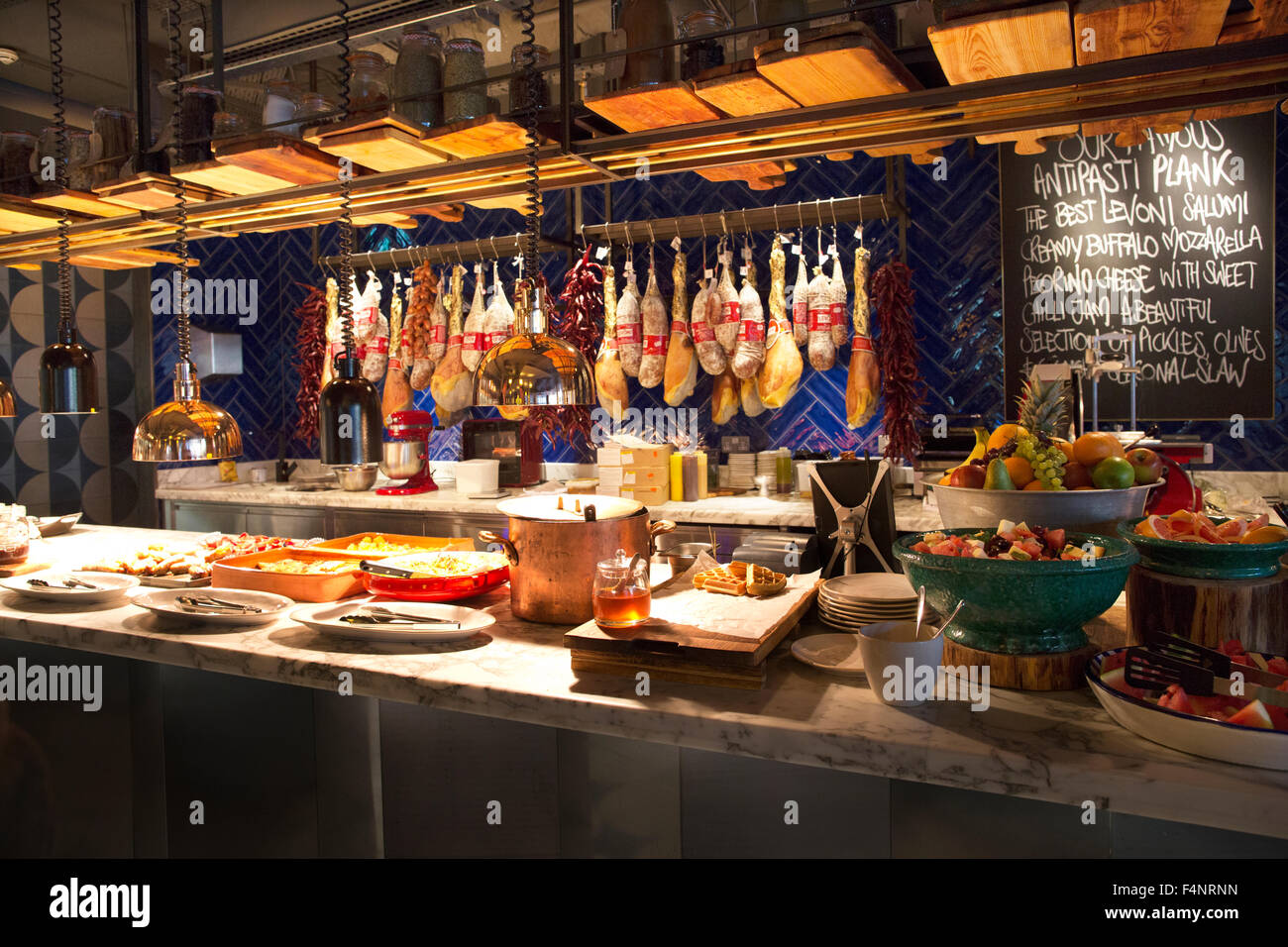 Jamie è il ristorante italiano, 5 More London Place, attaccato all'Hotel Hilton London Tower Bridge Hotel, Tooley Street, Londra, Regno Unito Foto Stock