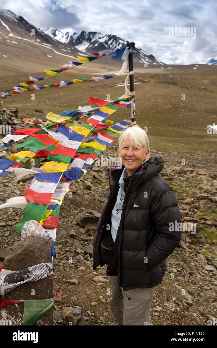 India, Himachal Pradesh, Baralacha Pass top, senior turista la preghiera buddista bandiere al vertice Foto Stock