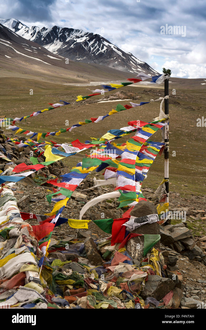 India, Himachal Pradesh, Baralacha Pass top, la preghiera buddista bandiere al vertice Foto Stock