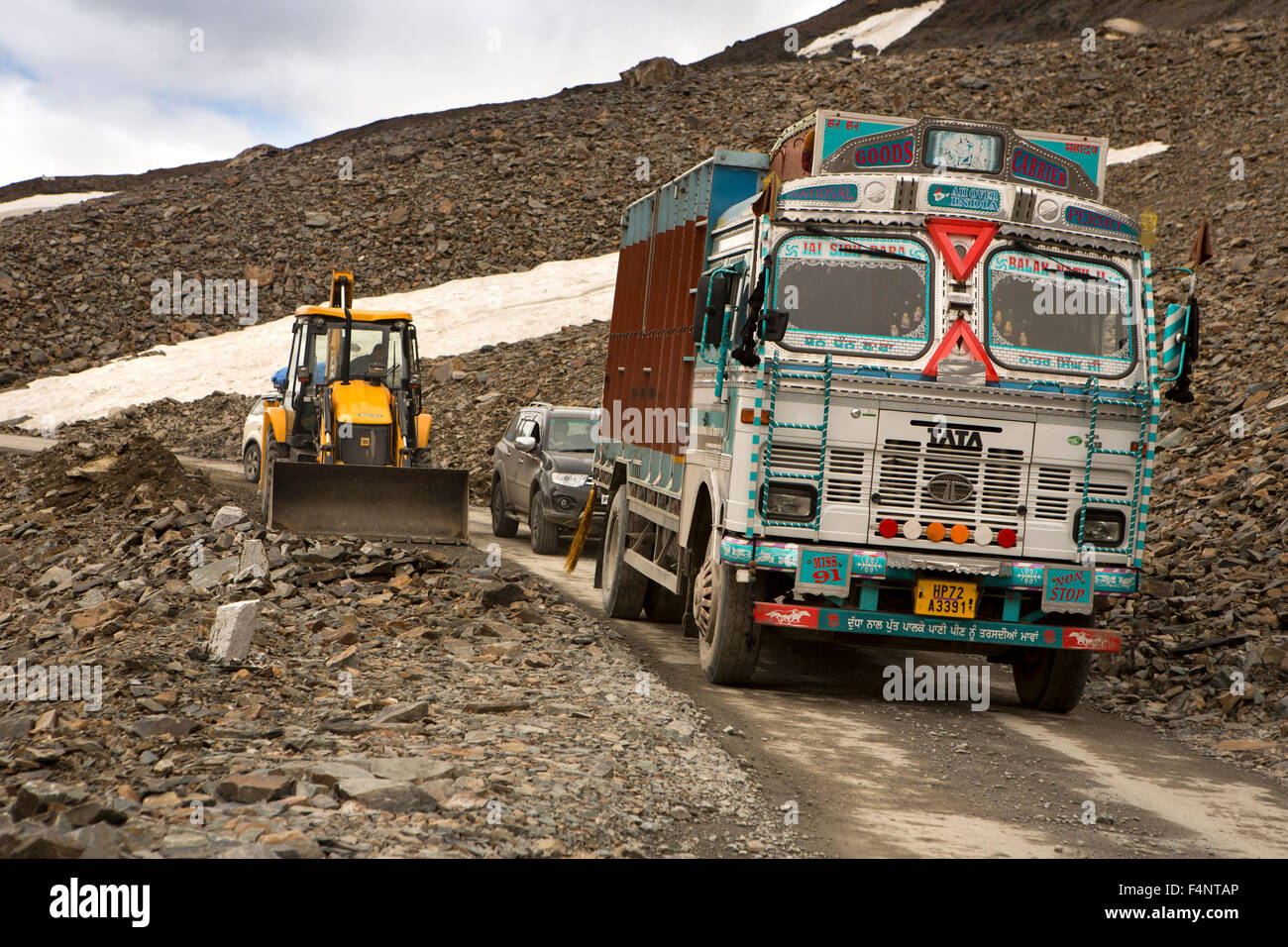 India, Himachal Pradesh, Baralacha Pass, carrello passante thrugh recentemente cancellato le cadute di massi Foto Stock