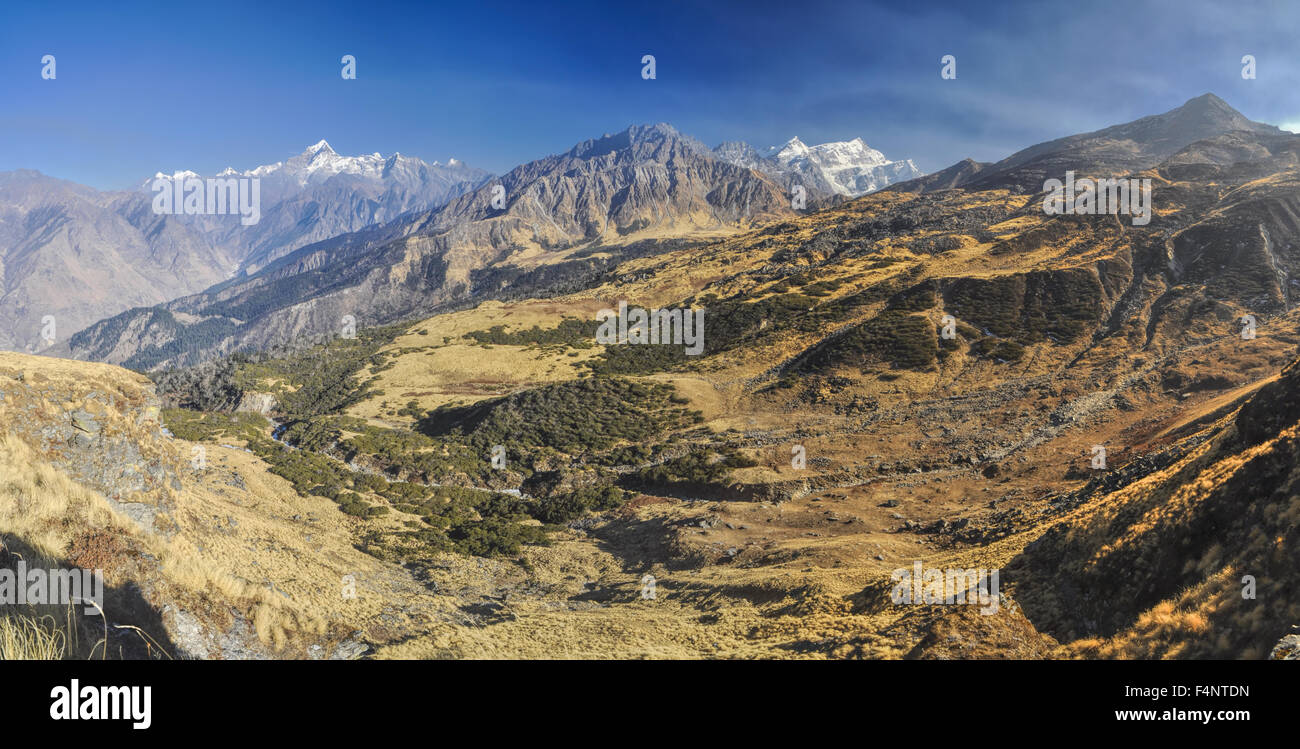 Scenic panorama di Kuari passano in Himalaya, India Foto Stock