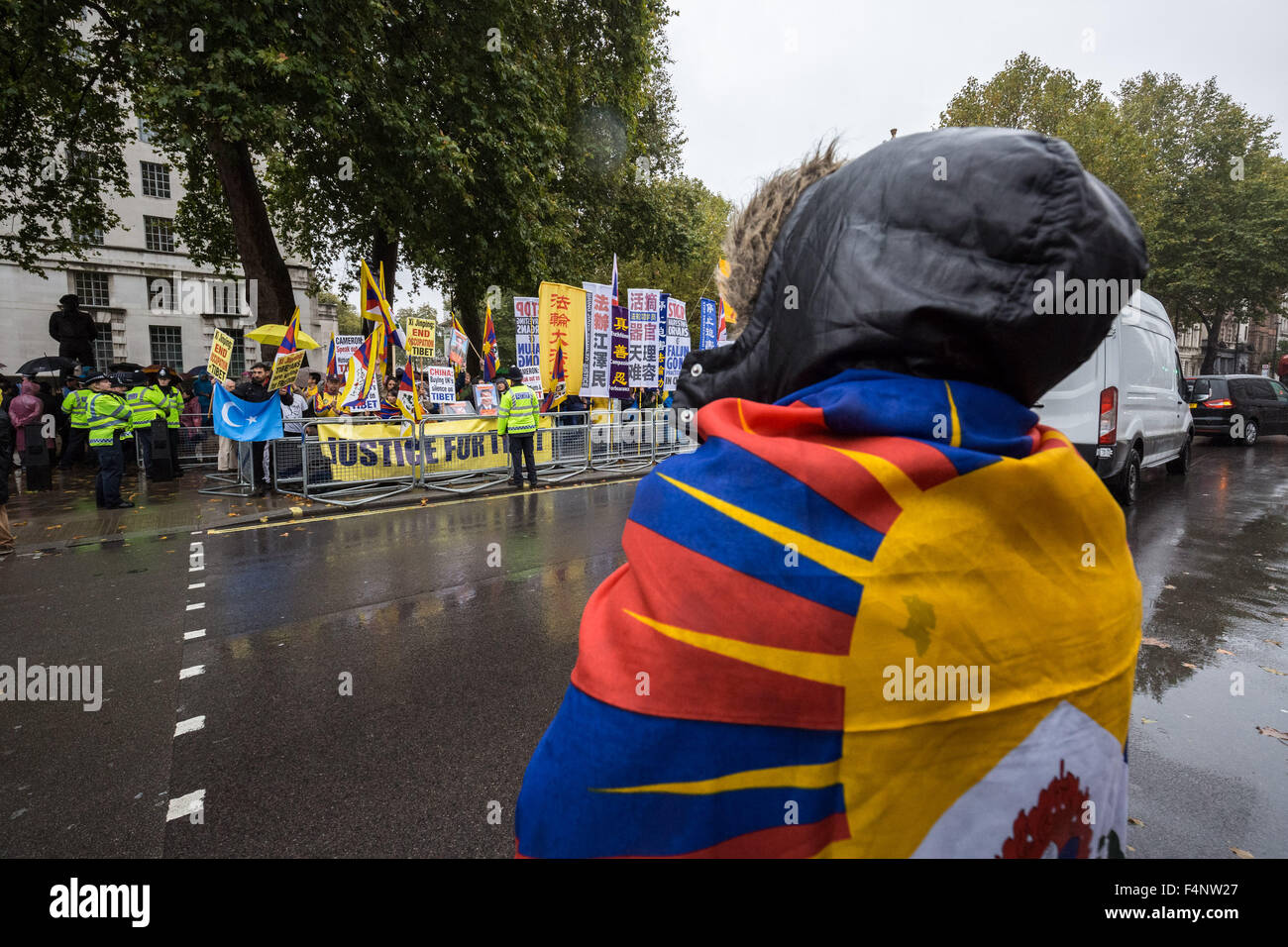 Londra, Regno Unito. Il 21 ottobre, 2015. Free Tibet manifestanti si scontrano con pro-governo cinese i tifosi in attesa del Presidente Xi Jinping dell'arrivo a Downing Street il giorno due di un suo ufficiale visita di stato in UK Credit: Guy Corbishley/Alamy Live News Foto Stock