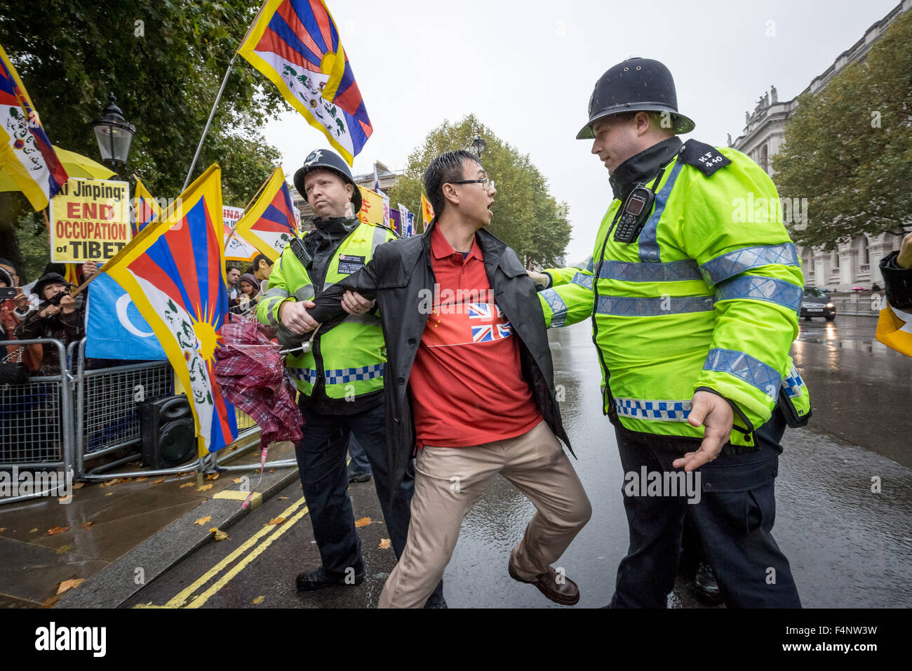 Londra, Regno Unito. Il 21 ottobre, 2015. Free Tibet manifestanti si scontrano con pro-governo cinese i tifosi in attesa del Presidente Xi Jinping dell'arrivo a Downing Street il giorno due di un suo ufficiale visita di stato in UK Credit: Guy Corbishley/Alamy Live News Foto Stock