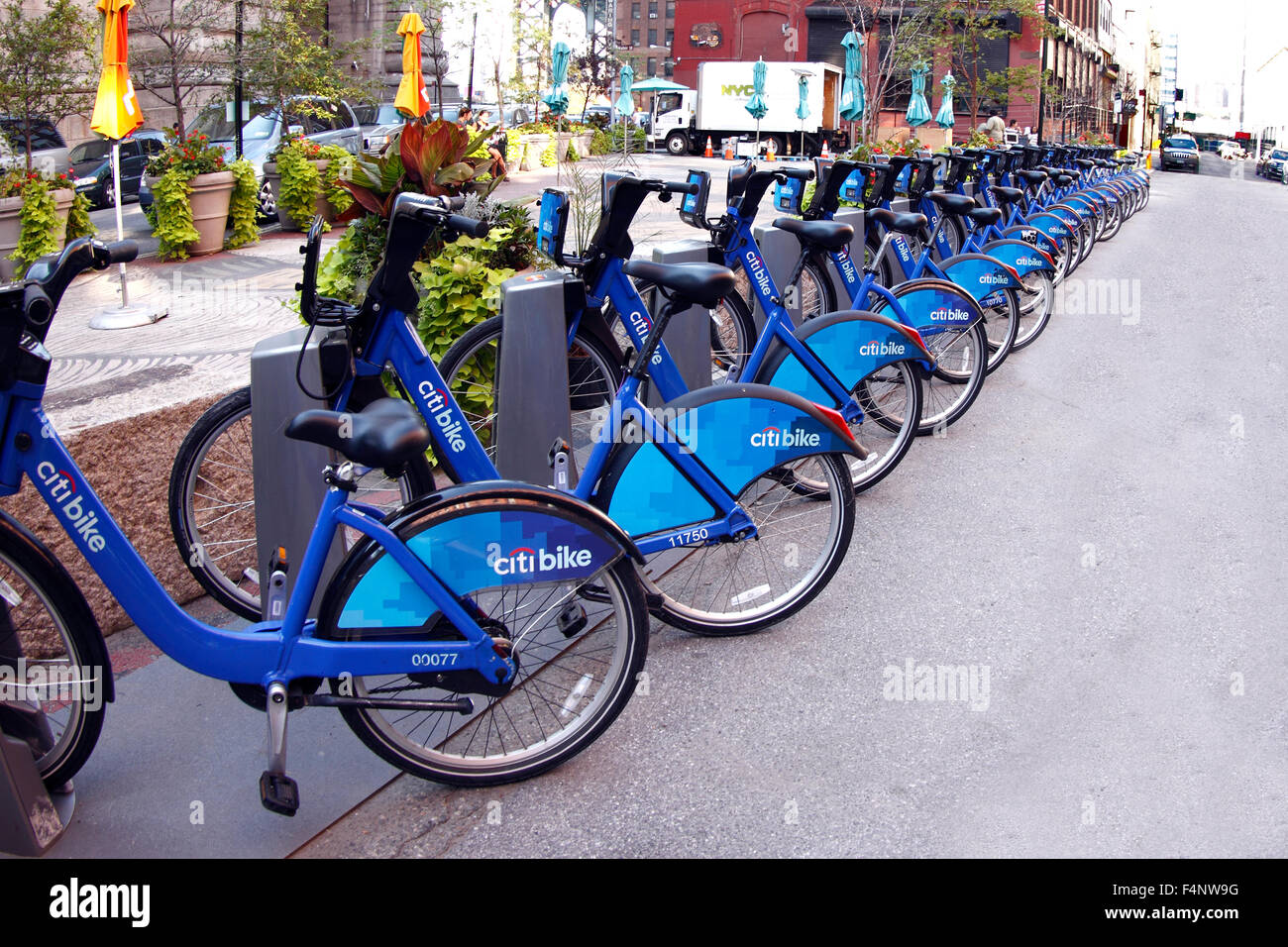 Il Citi bike a noleggio biciclette schierate in DUMBO quartiere di Brooklyn New York City Foto Stock