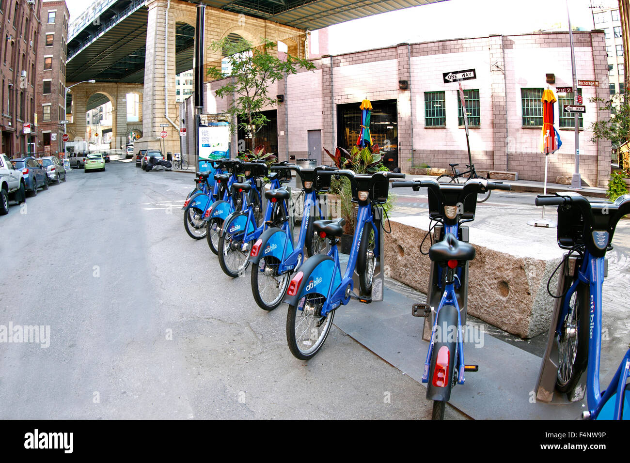 Il Citi bike a noleggio biciclette schierate in DUMBO quartiere di Brooklyn New York City Foto Stock