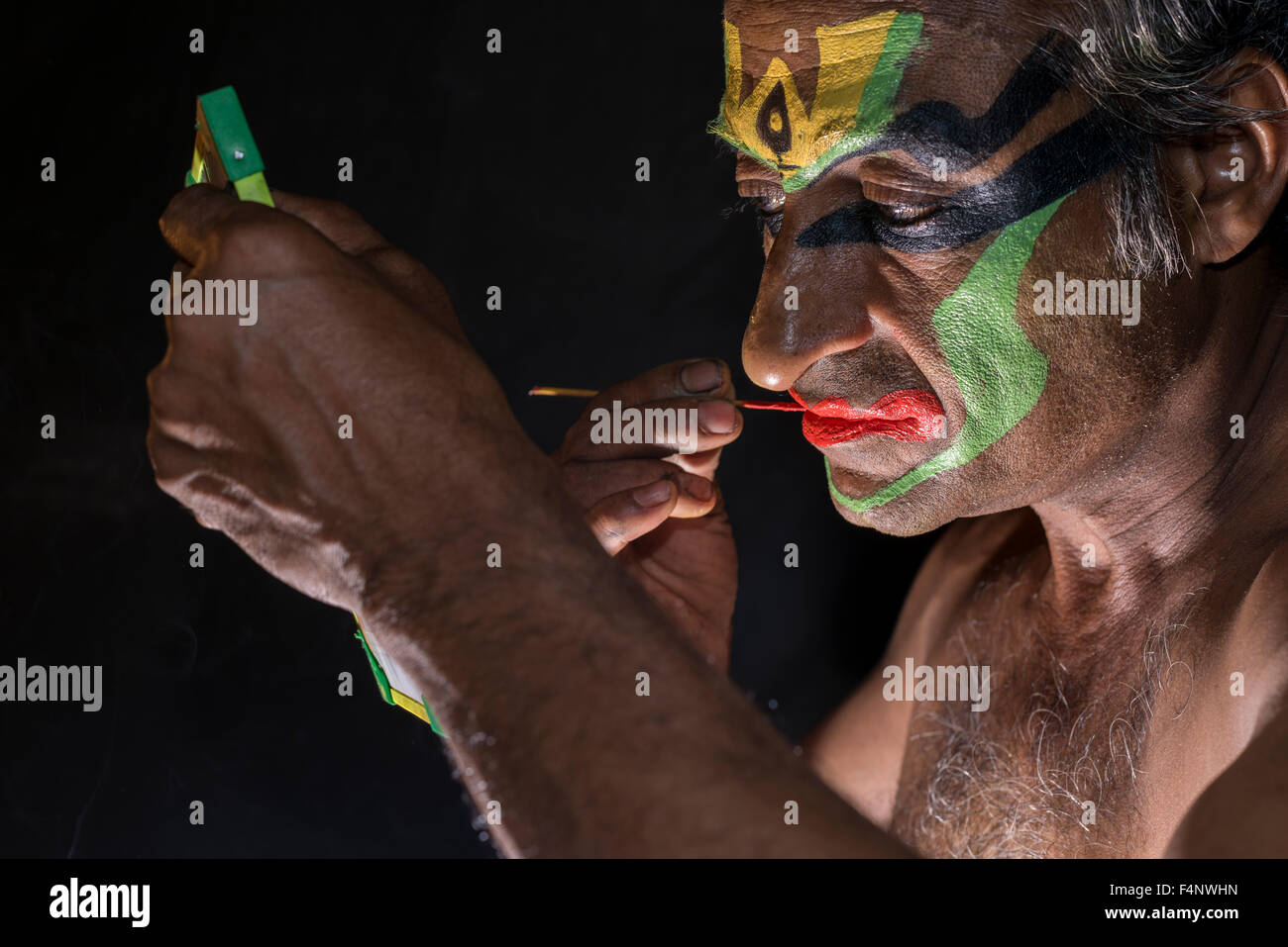 Un artista katakali è applicare il make up del carattere arjun per il gioco kiritam durante il thriballor festival tempio Foto Stock