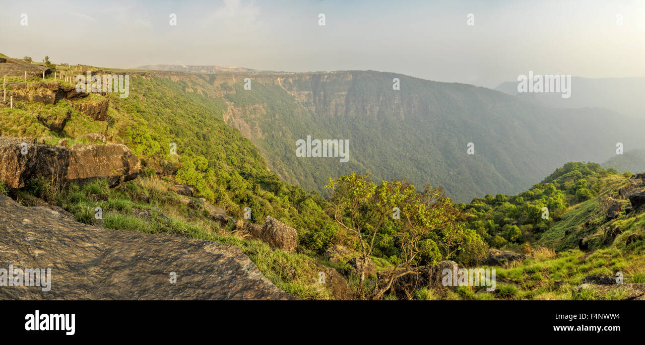 Suggestivo panorama della valle verde in Cherapunjee, India Foto Stock