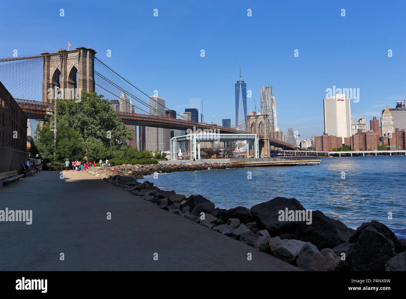 Il Ponte di Brooklyn guardando ad ovest verso la parte inferiore di Manhattan Foto Stock
