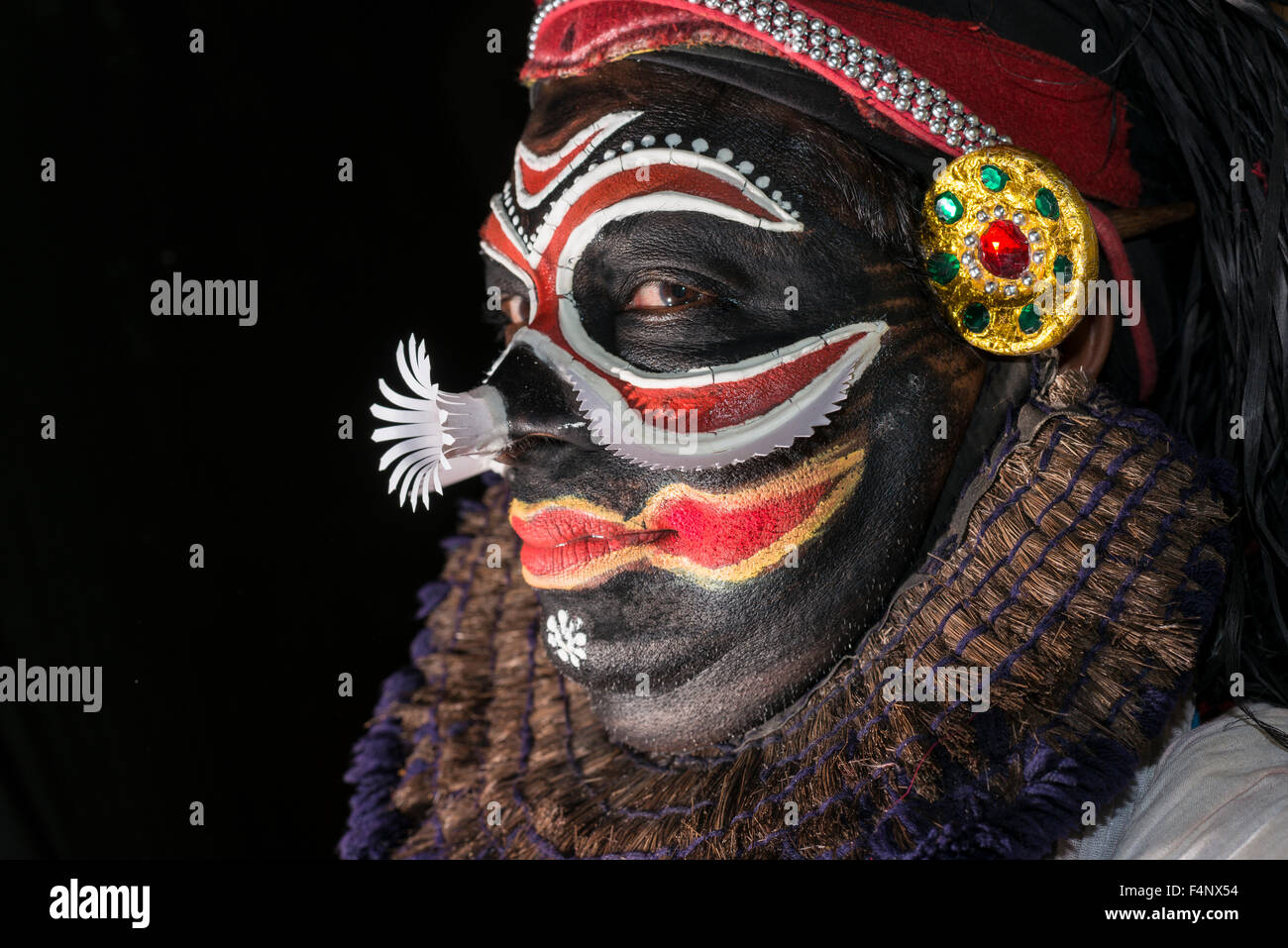 Un artista katakali è in posa con la completa make up del carattere di Shiva per il gioco kiritam durante il tempio thriballor f Foto Stock