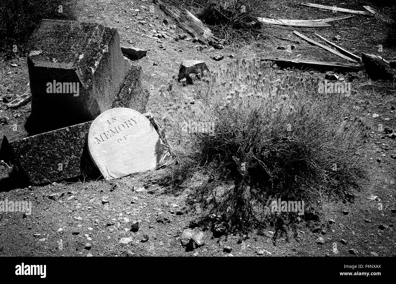 Il cimitero di spaventoso che mostra una vecchia tomba in cui il marcatore di grave è stato strappato fatto in una in bianco e nero film noir effec sgranate Foto Stock