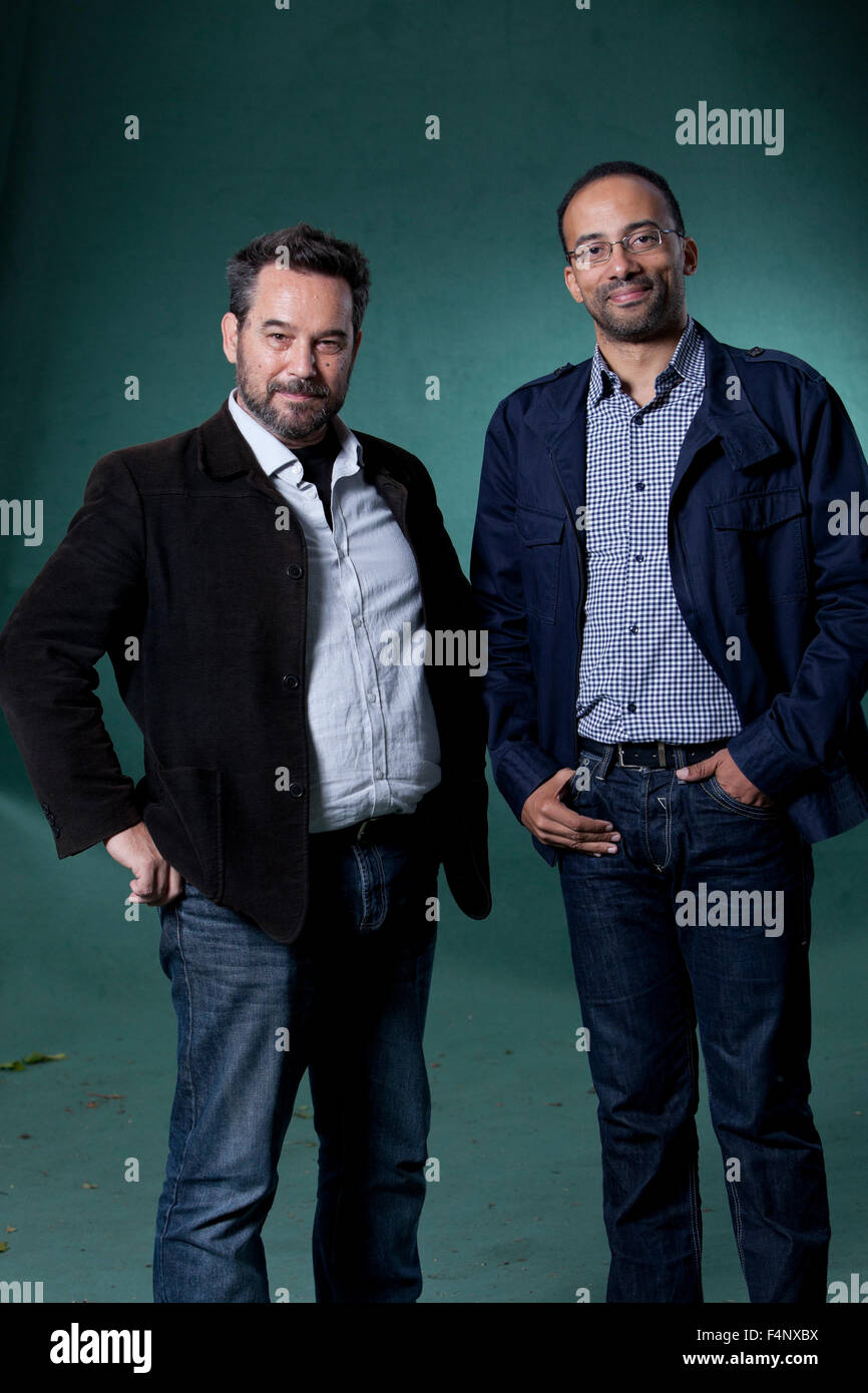 Abramo Kawa (sinistra), & Alecos Papadatos, il greco del libro di fumetti di scrittori, all'Edinburgh International Book Festival 2015. Edimburgo. 29 Agosto 2015 Foto Stock