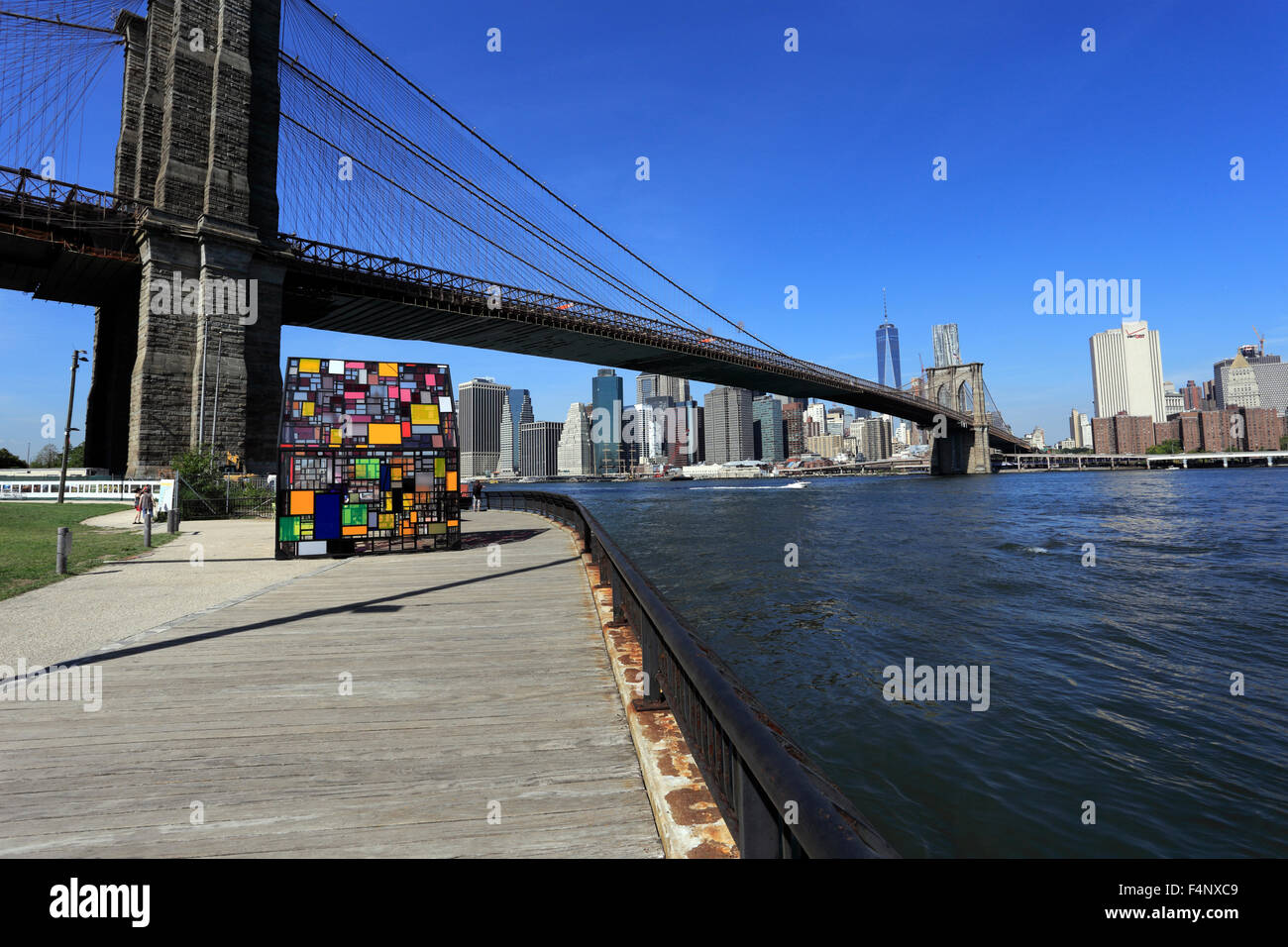 Il Ponte di Brooklyn guardando ad ovest verso la parte inferiore di Manhattan a New York City Foto Stock