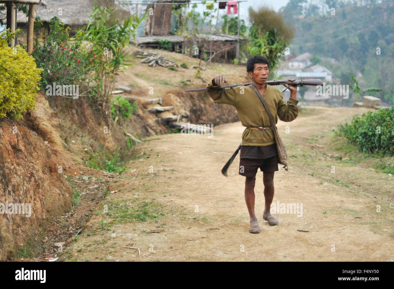 Il Nagaland, India - Marzo 2012: giovane con un fucile di pattuglia del Nagaland, remota regione dell India. Documentario editoriale. Foto Stock