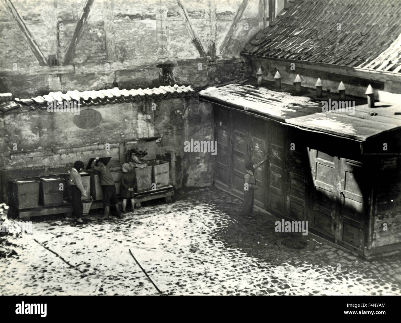 Bambini frugare nei bidoni della spazzatura durante la guerra Foto Stock