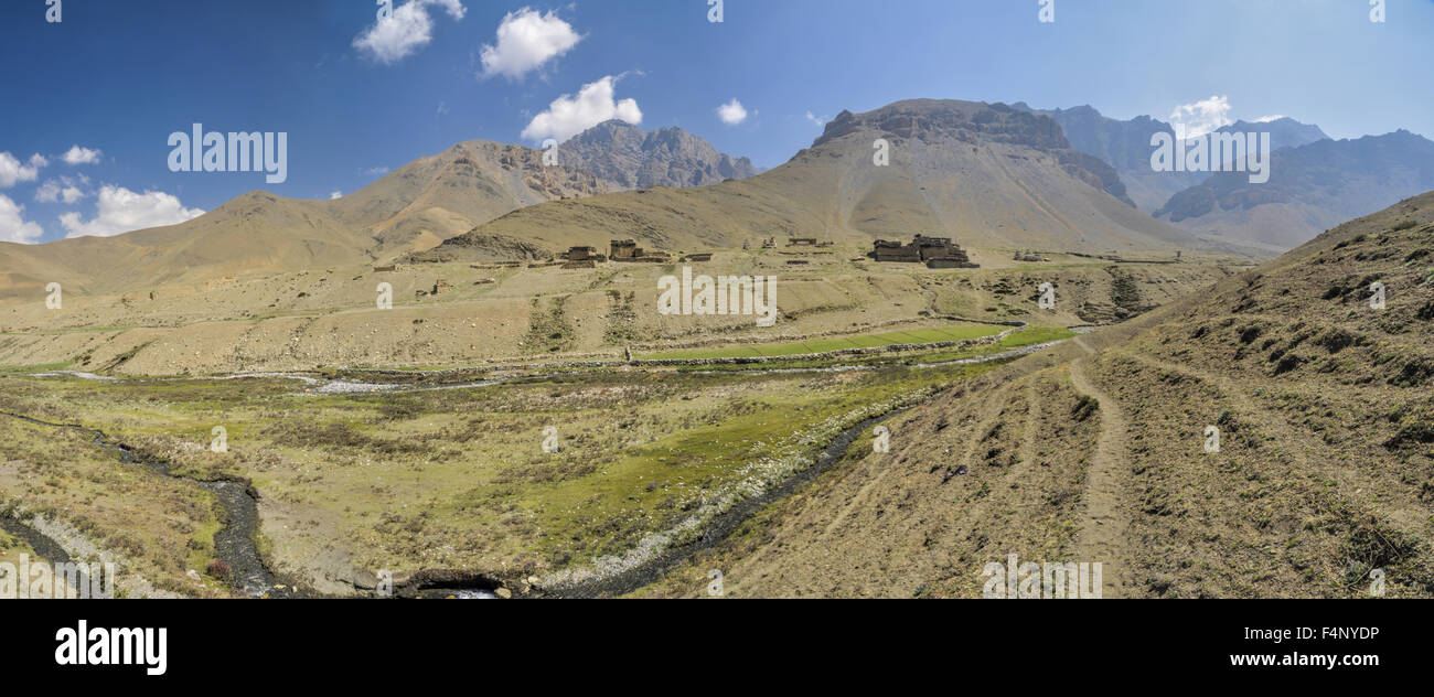 Suggestivo panorama di un antico villaggio nella valle nella regione Dolpo in Nepal Foto Stock