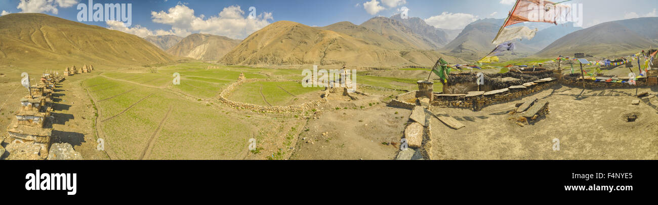 Suggestivo panorama di un antico villaggio nella valle nella regione Dolpo in Nepal Foto Stock