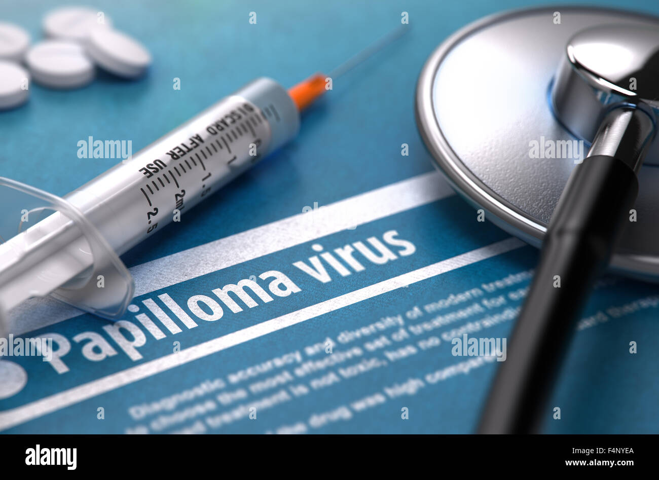 Il Papilloma virus - concetto medico con testo sfocato, uno stetoscopio pillole e la siringa su sfondo blu. Messa a fuoco selettiva. Foto Stock