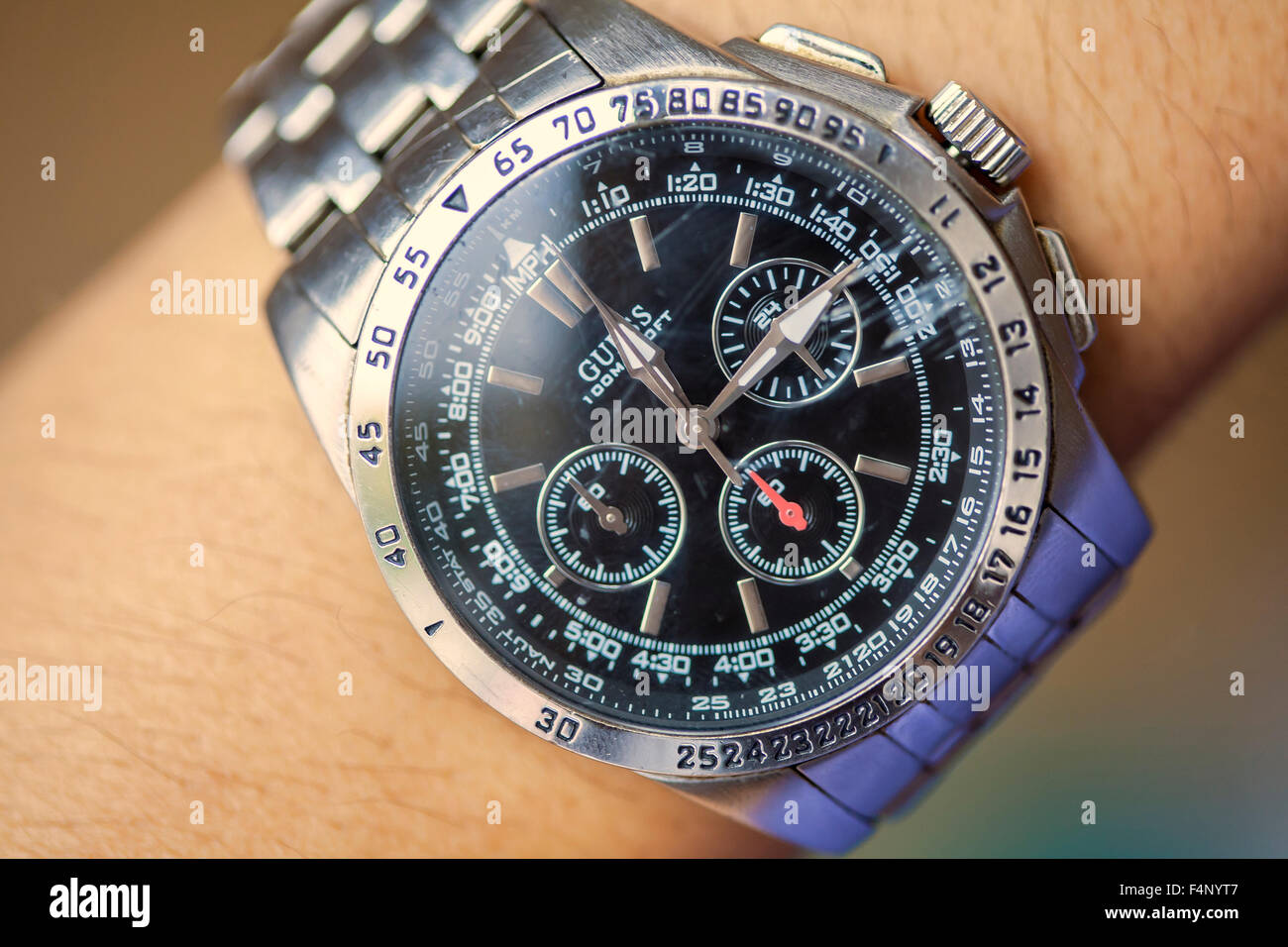 Mano d'uomo indossa una moda Guess Watches Foto Stock