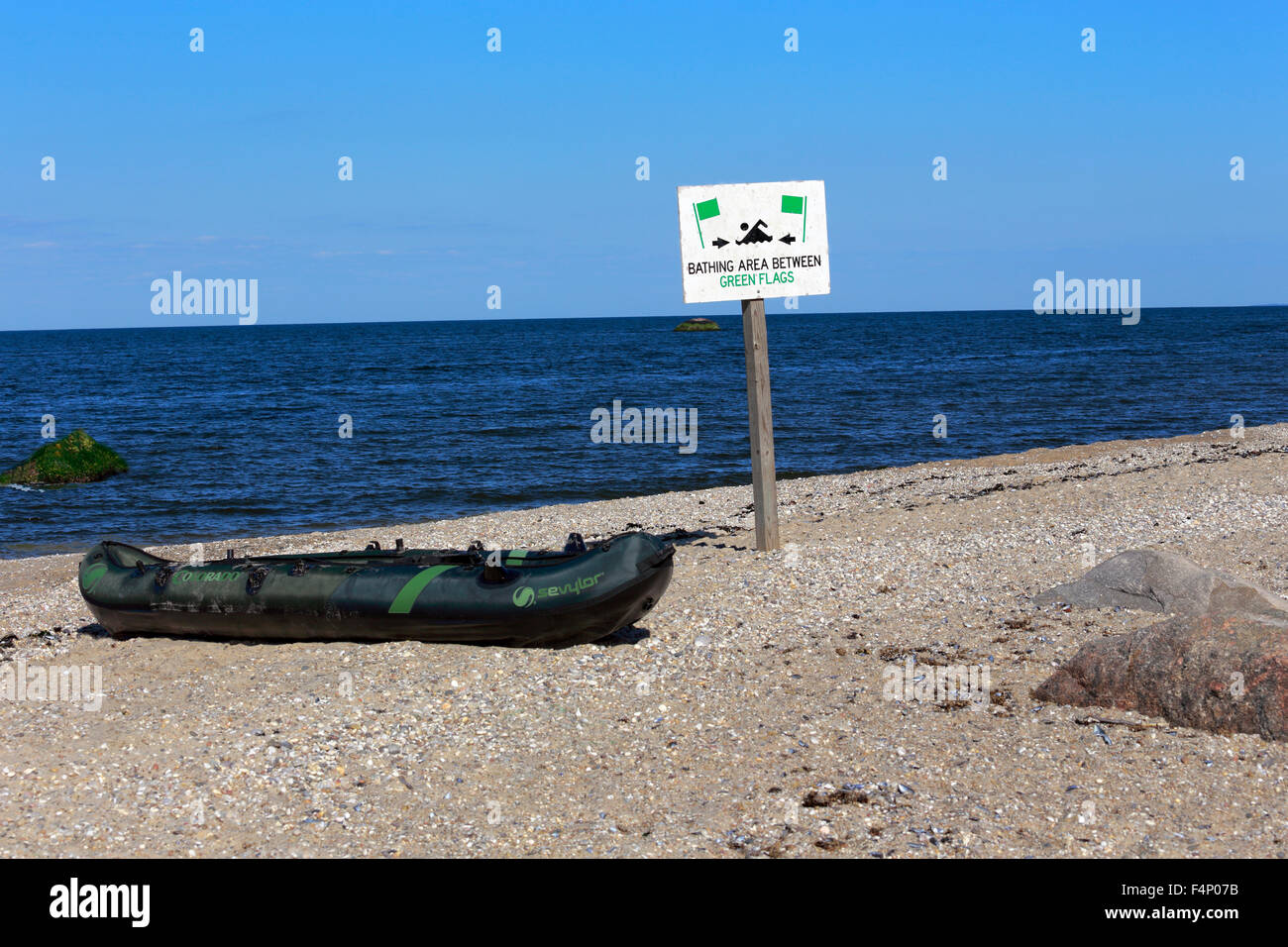Canoa gonfiabile sulla spiaggia di Wildwood Parco Statale di Long Island New York Foto Stock