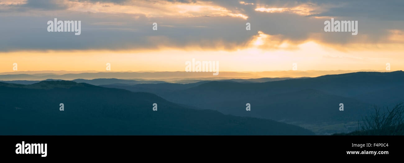 Suggestivo panorama del tramonto sul paesaggio ucraino da frontiere con la Slovacchia Foto Stock