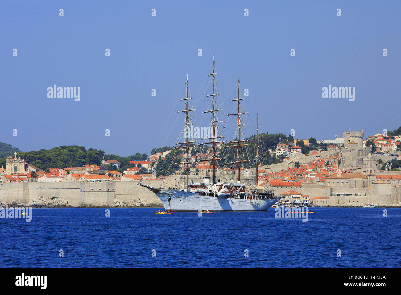 Il 4-albero abbaia Sea Cloud (la nave a vela più romantica a galla) per l'ancora nella baia fuori della bella città medievale di Dubrovnik, Croazia Foto Stock