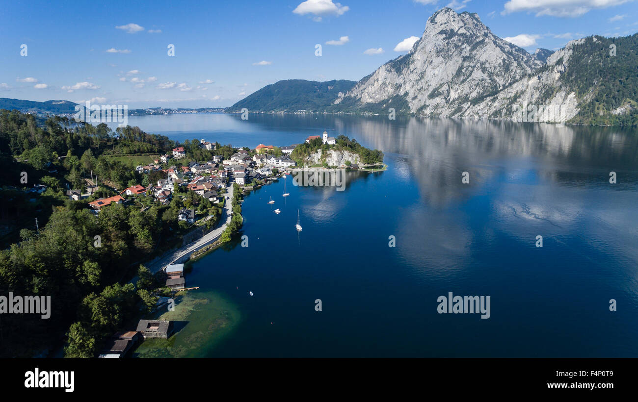 Yacht barche su acque blu del lago Traunsee in estate, Austria Foto Stock