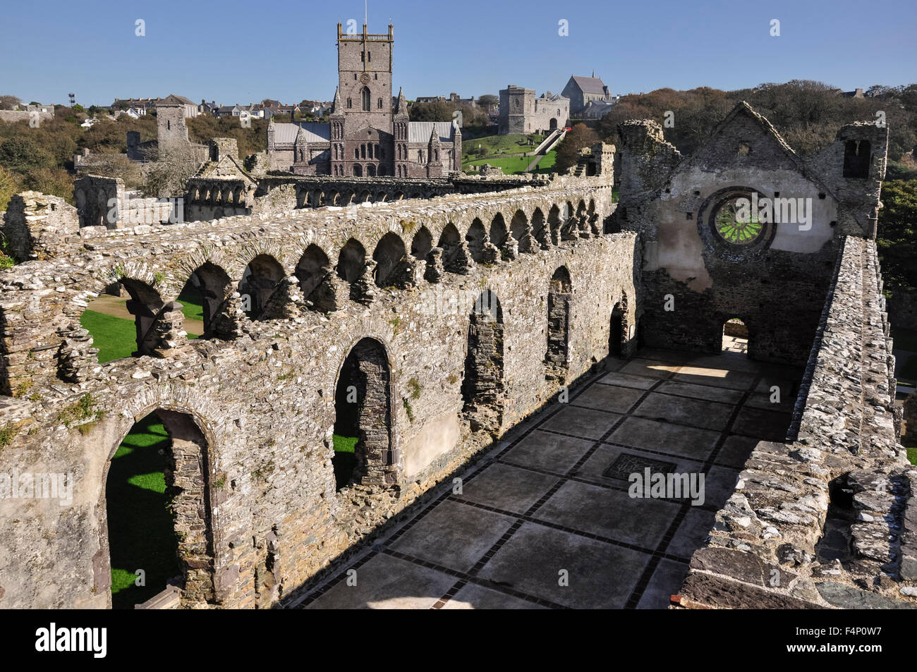 Il palazzo dei vescovi a St Davids in Pembrokeshire, Galles. Foto Stock