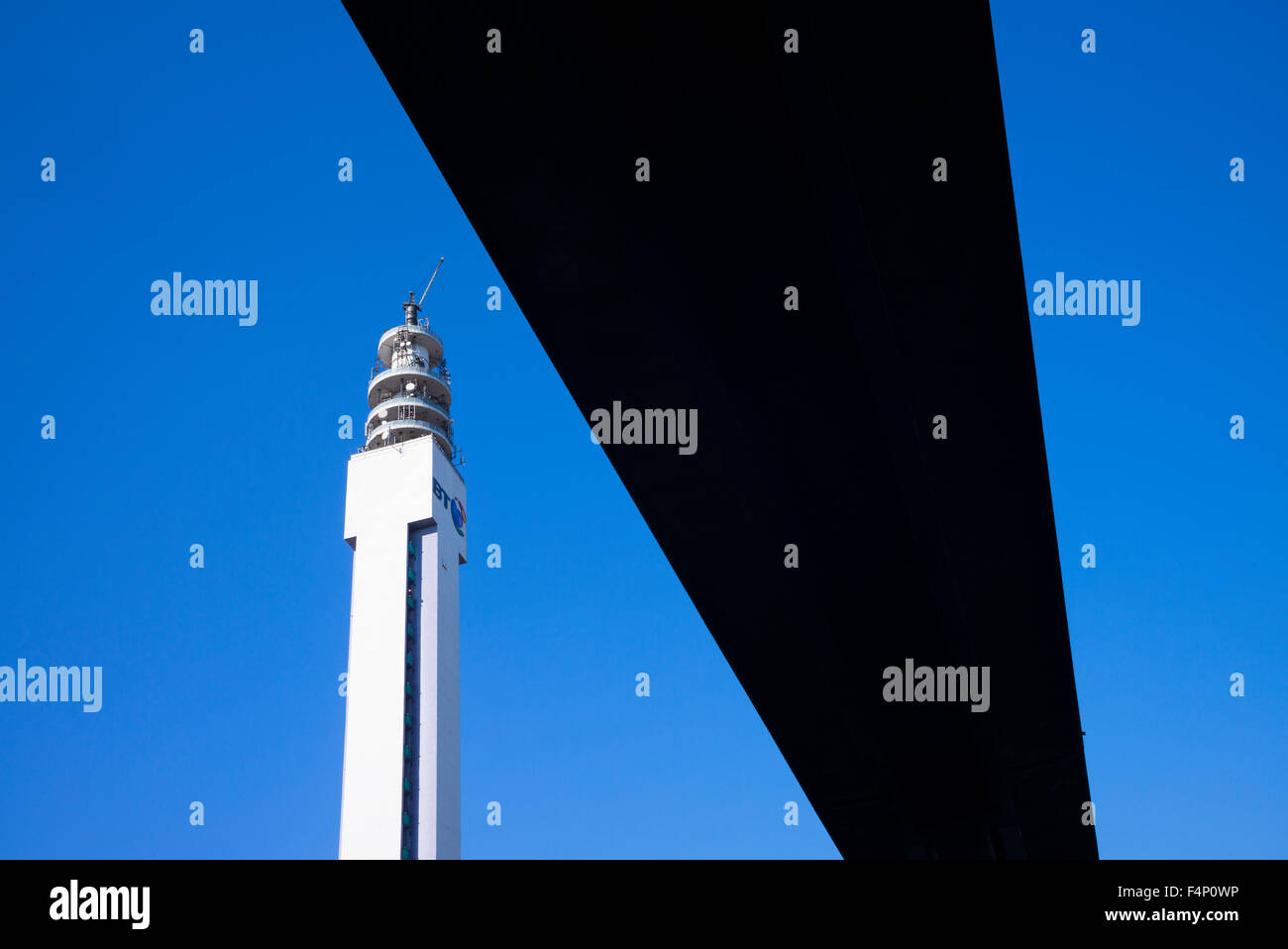 La BT Tower in Birmingham, UK, incorniciato da una passerella in primo piano Foto Stock