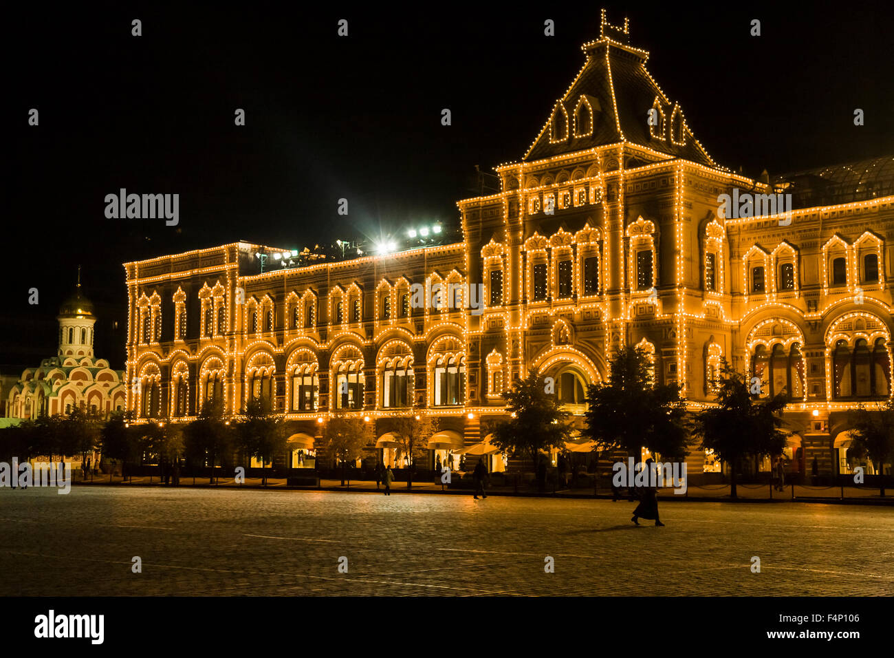 La gomma, il famoso centro shopping sulla Piazza Rossa di Mosca, Russia, illuminata di notte Foto Stock