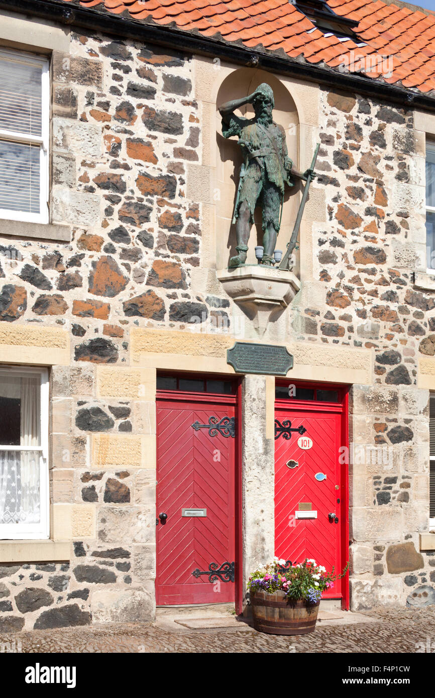 Statua di Robinson Crusoe sulla casa a Lower Largo, East Neuk di Fife, Scozia UK dove Alexander Selkirk è nato. Foto Stock