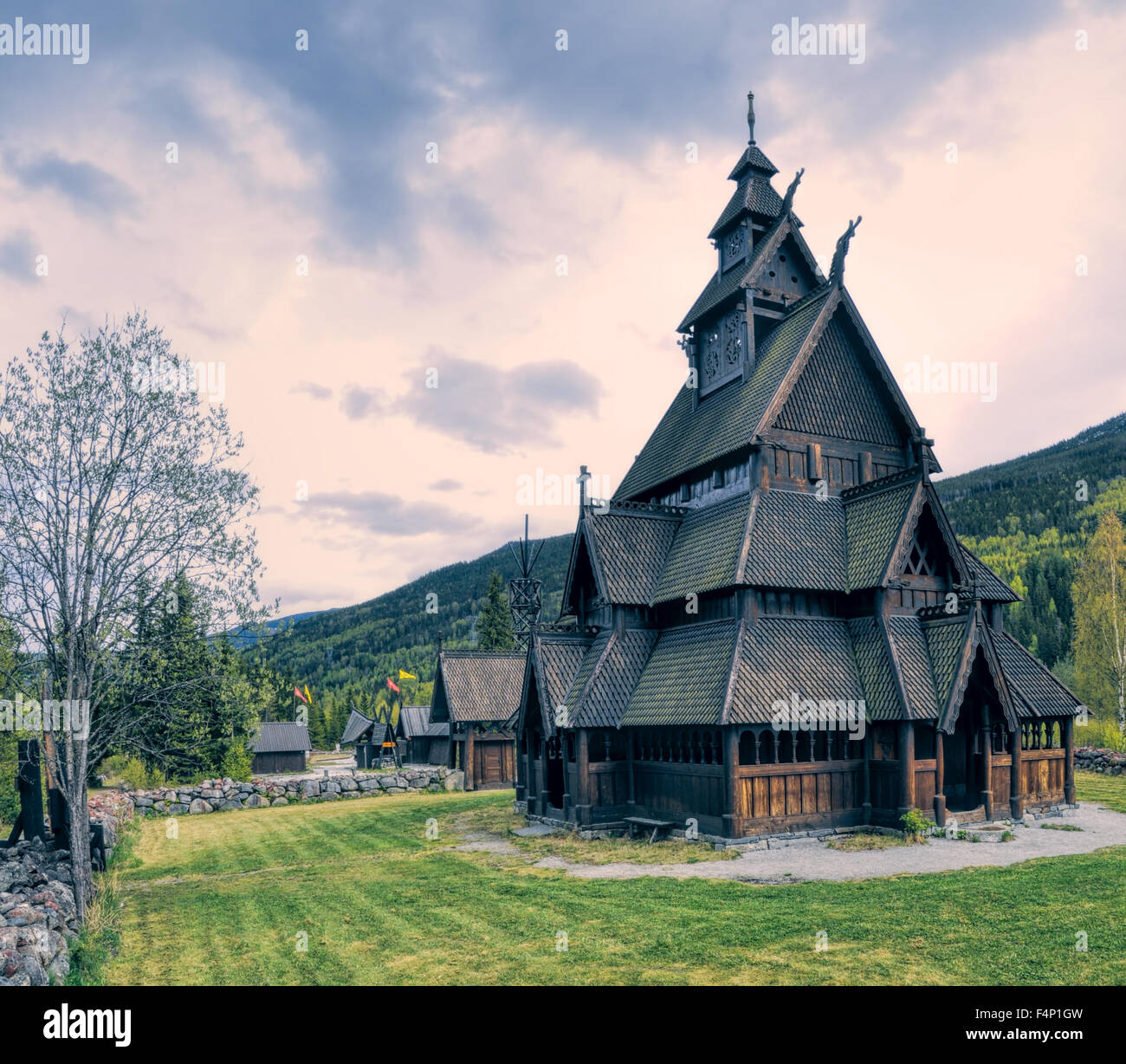 Gol doga Chiesa in Norvegia il giorno nuvoloso Foto Stock