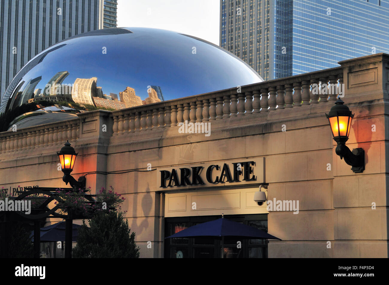 Cloud Gate (noto anche come il fagiolo e il fagiolo) scultura si trova sopra il Park Café in Chicago's Millennium Park. Chicago, Illinois, Stati Uniti d'America. Foto Stock