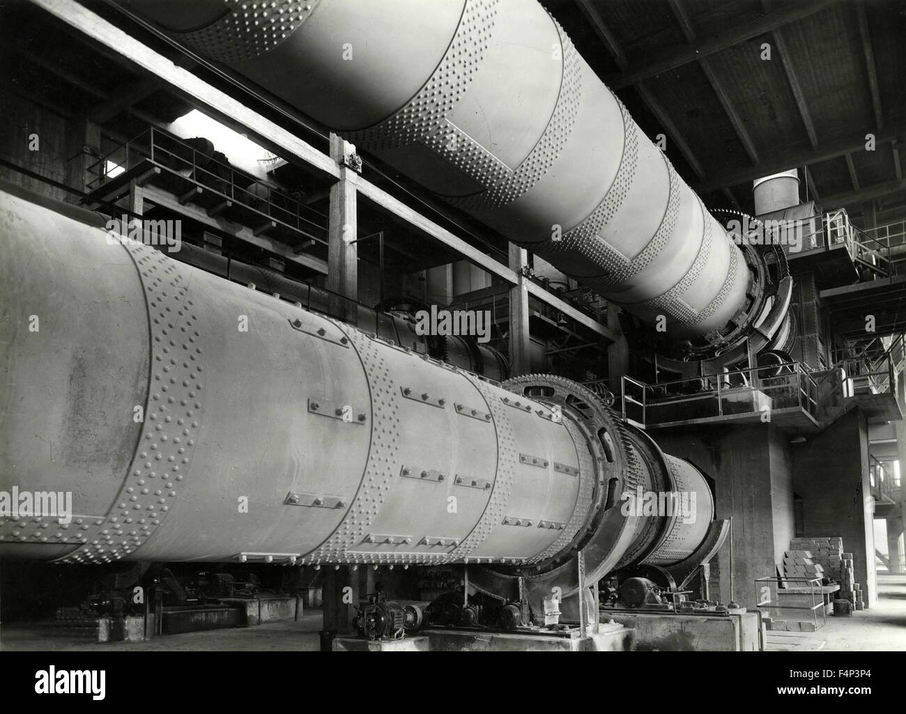 Forni rotativi del cemento stabilimento di Modugno, Italcementi, Italia  Foto stock - Alamy