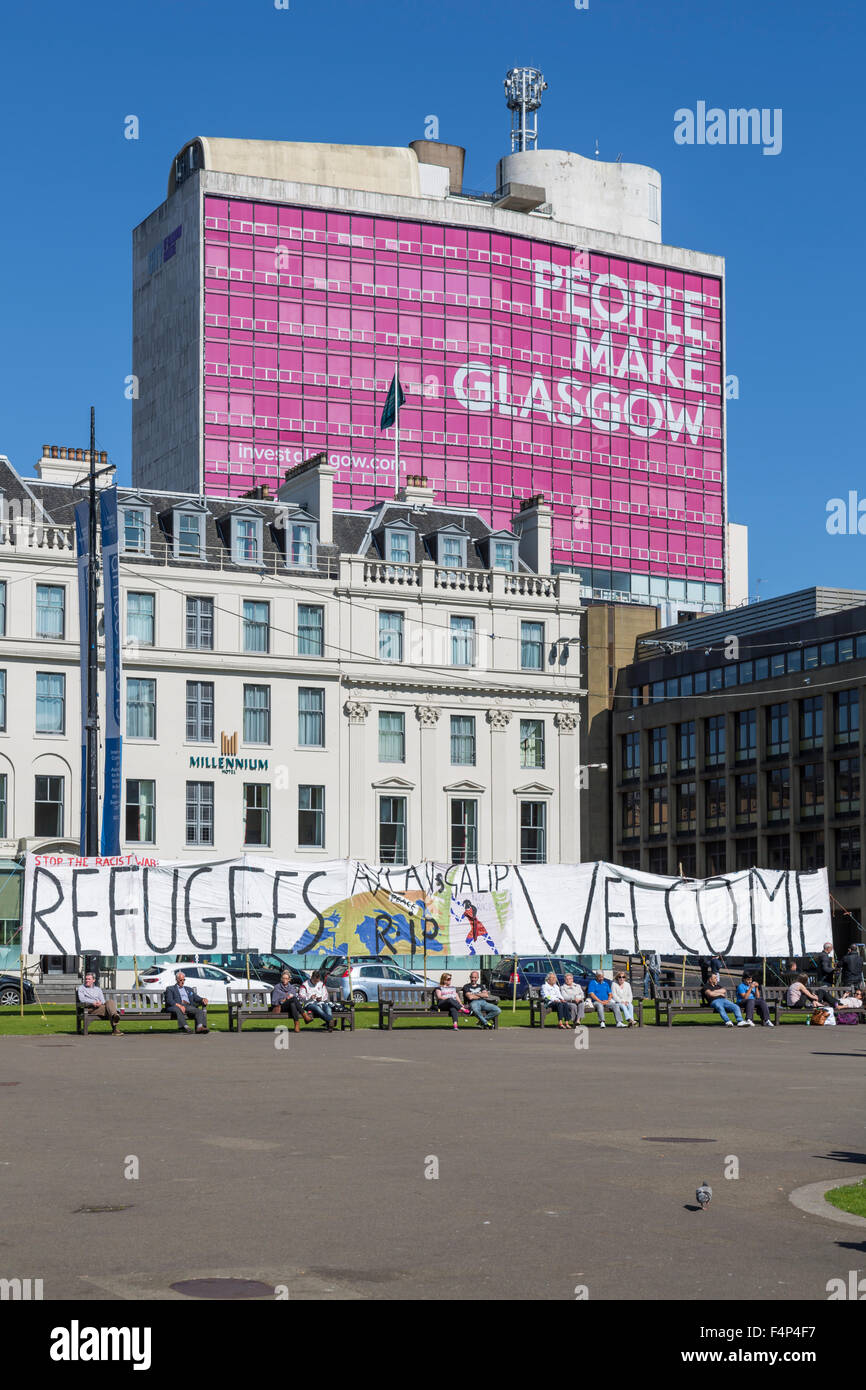 Banner di benvenuto per i rifugiati siriani a George Square, Glasgow, Scozia, Regno Unito Foto Stock