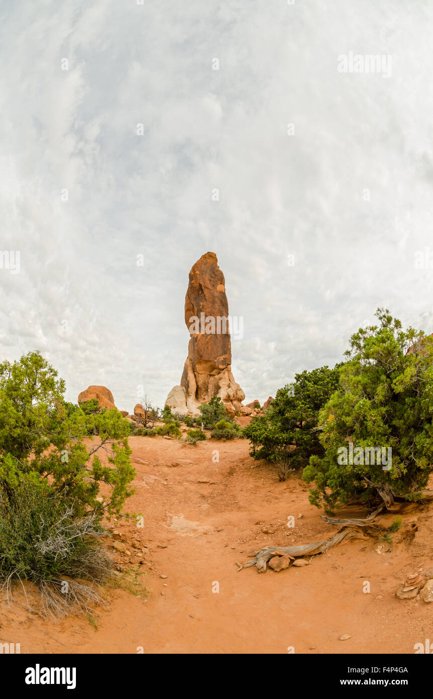 Il Dark Angel formazione sporge dal terreno in un remoto parco in Utah Foto Stock