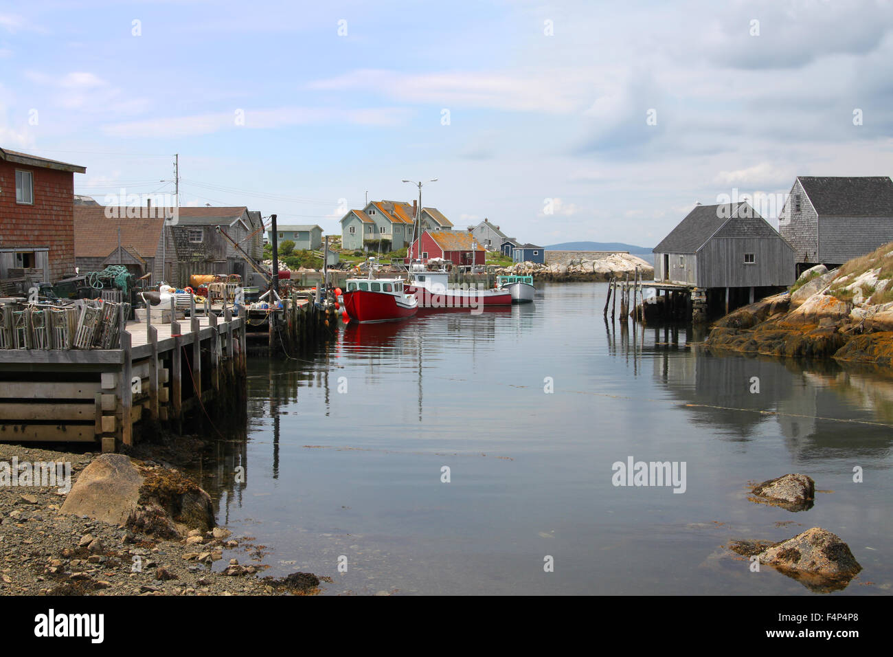Villaggio costiero di Peggys Cove, Nova Scotia, Canada, mostra mare baracche, barche da pesca e case lungo la costa Foto Stock