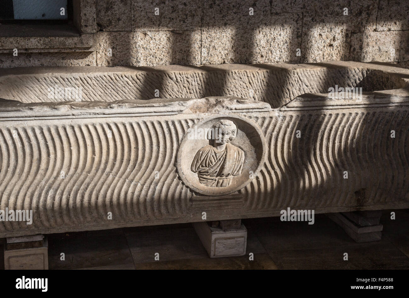 Sarcofago romano al Museo Archeologico di Cagliari Sardegna Foto Stock