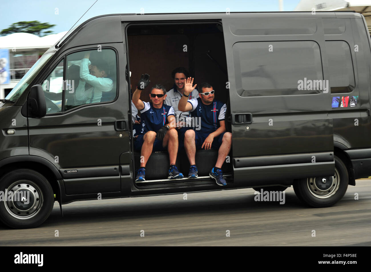 La Williams F1 team onda meccanica da un furgone a Goodwood Festival della Velocità NEL REGNO UNITO. Foto Stock