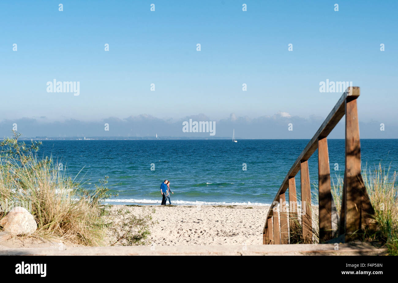 Giovane passeggiando lungo la spiaggia sabbiosa di Timmendorfer Strand, un tedesco elegante stazione balneare sul Mar Baltico Foto Stock