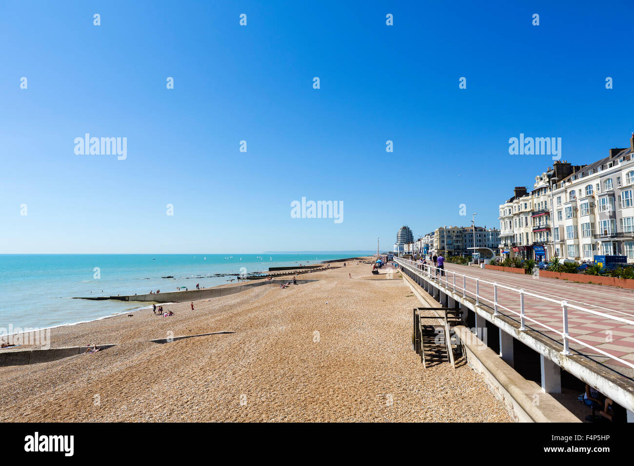La spiaggia e la passeggiata sul lungomare, Hastings, East Sussex, England, Regno Unito Foto Stock