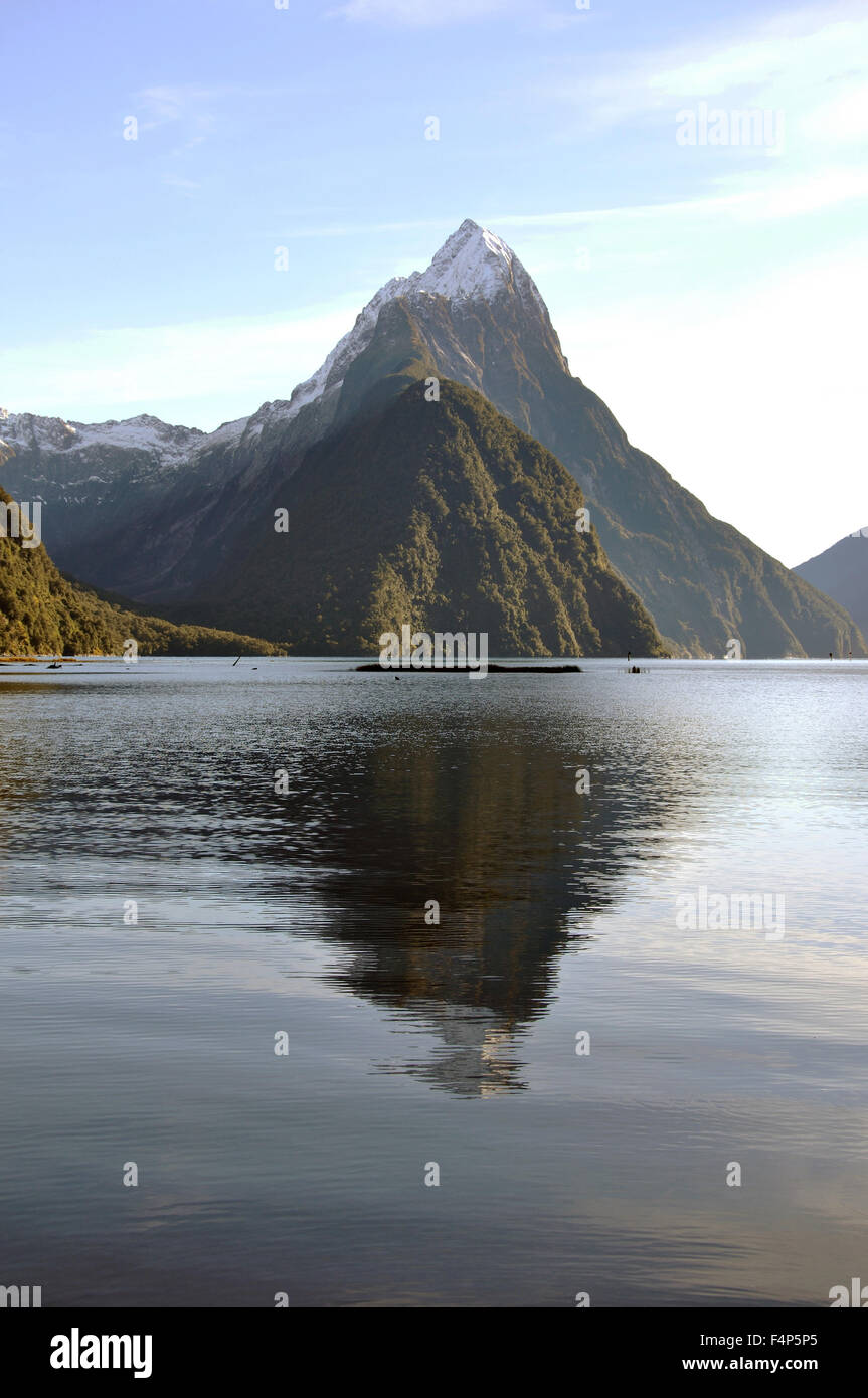 La riflessione di Mitre Peak, Milford Sound, Fiordland, Nuova Zelanda Foto Stock