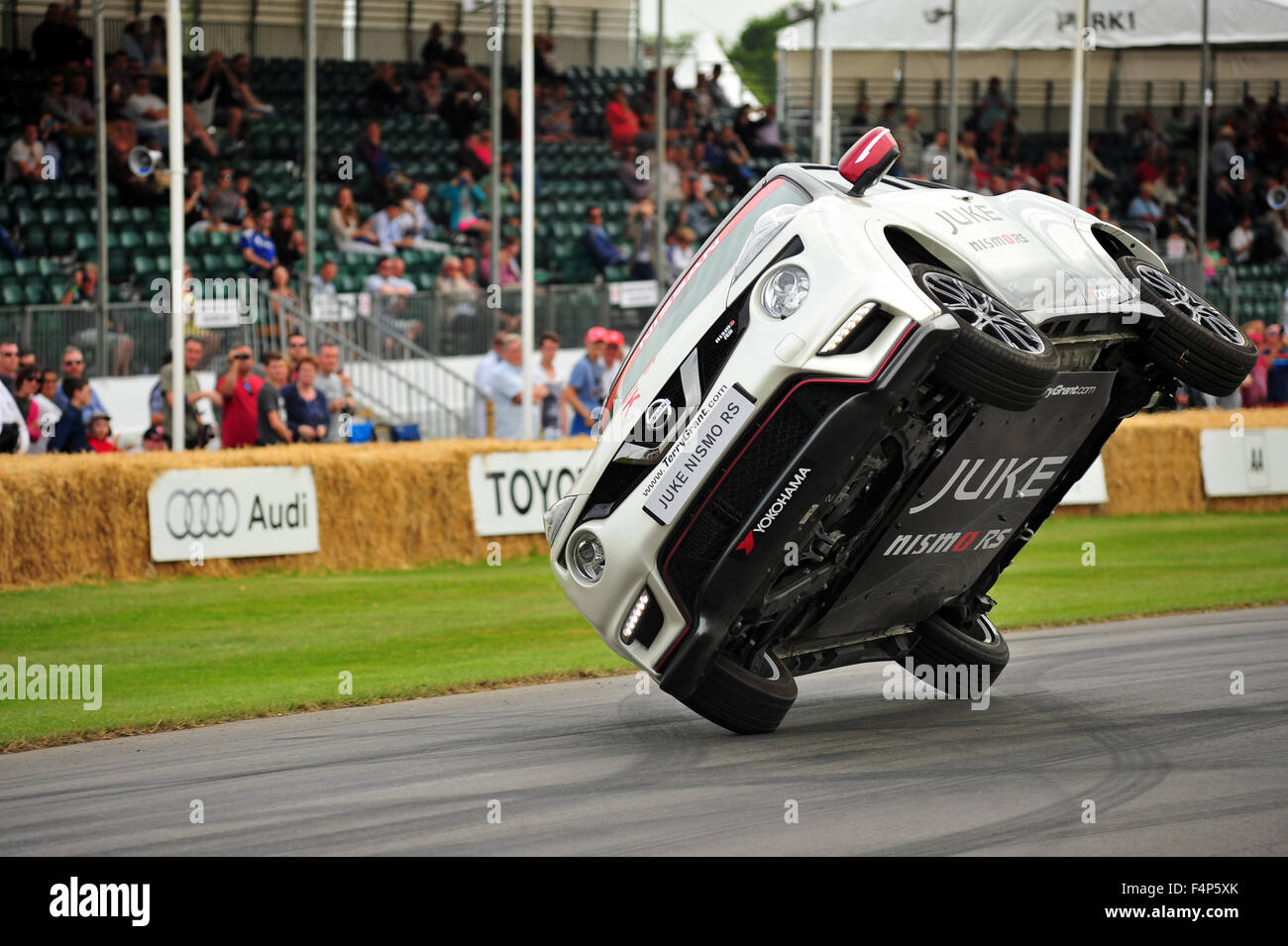 Terry Grant aziona una Nissan Juke Nismo RS su due ruote al Goodwood Festival of Speed NEL REGNO UNITO. Foto Stock