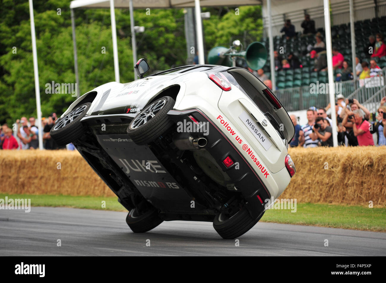 Terry Grant aziona una Nissan Juke Nismo RS su due ruote al Goodwood Festival of Speed NEL REGNO UNITO. Foto Stock